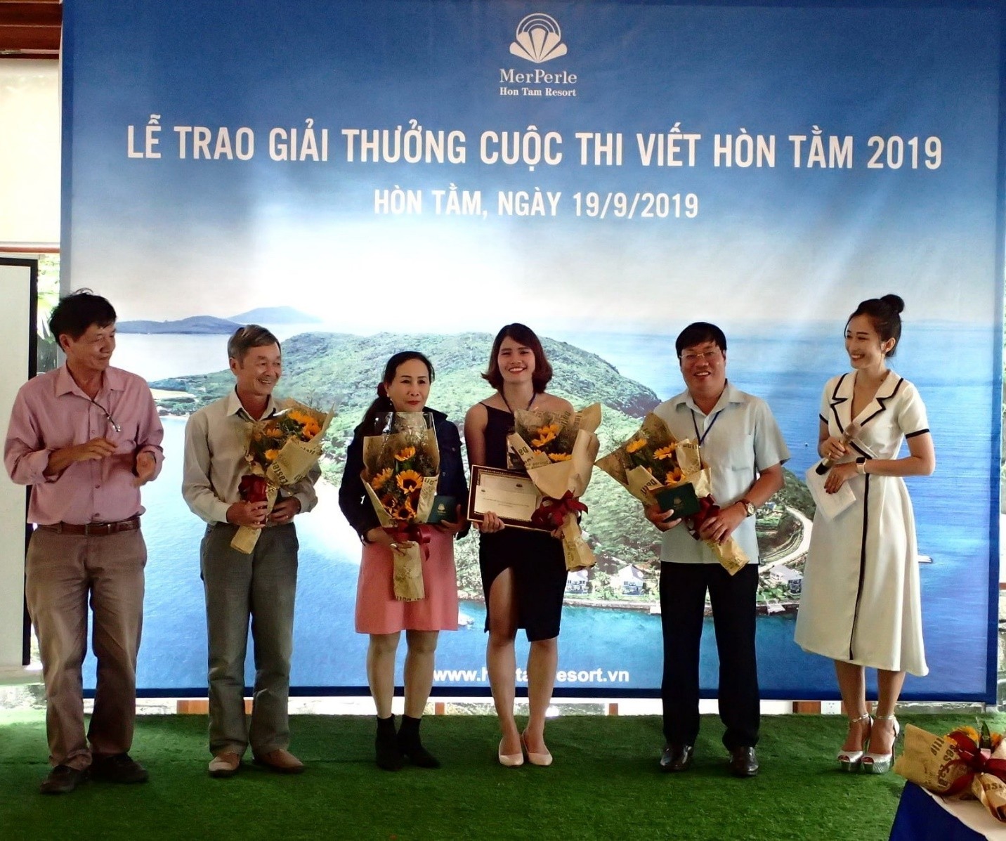 Nhà báo Khuê Việt Trường, Phó Giám đốc Truyền thông Cty CP Hòn Tằm Biển Nha Trang (bìa trái) trao thưởng các tác giả          