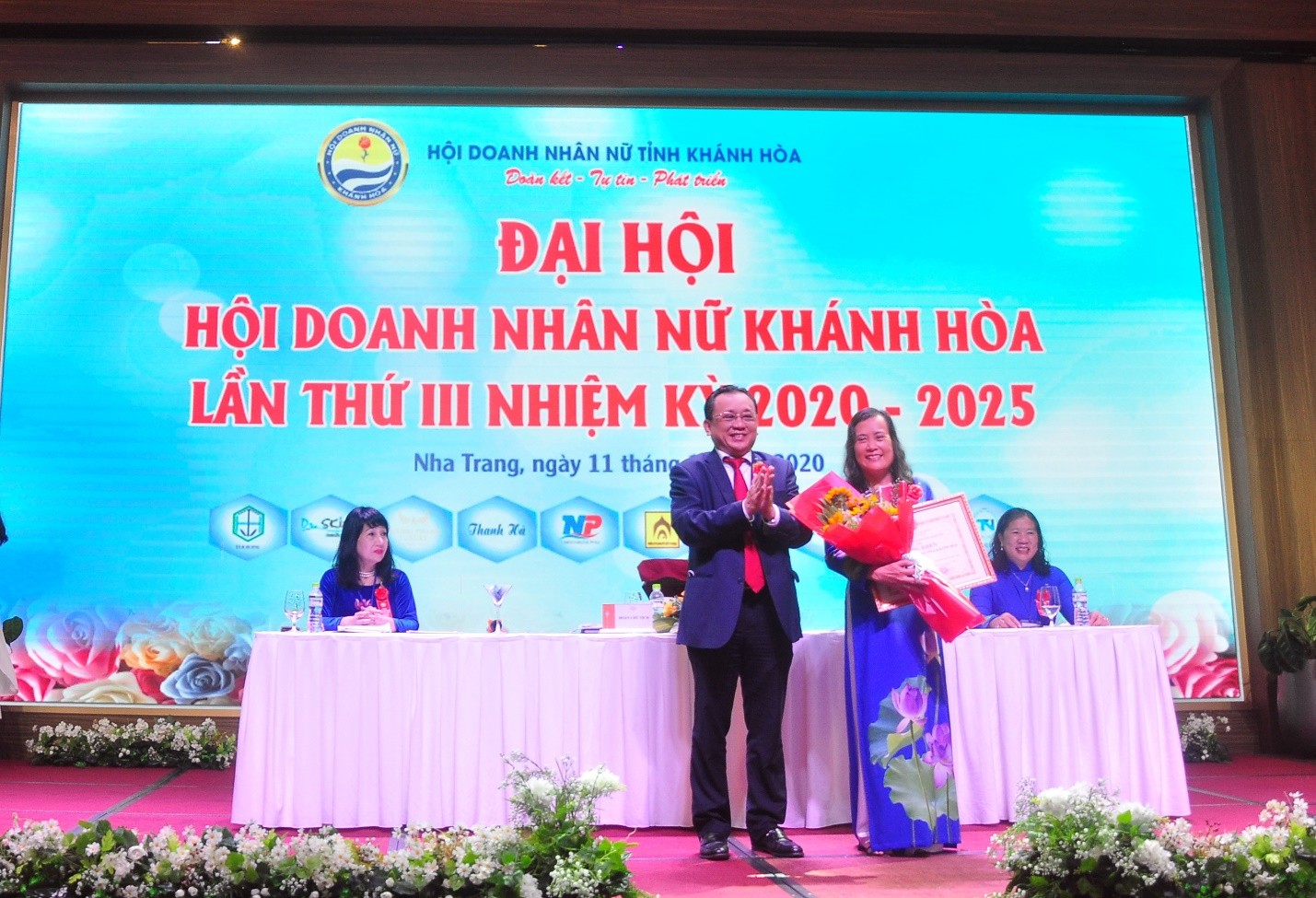Ông Lê Hữu Hoàng, Phó Chủ tịch UBND tỉnh trao tặng bằng khen của UBND tỉnh Khánh Hòa cho Hội Doanh Nhân Nữ Khánh Hòa