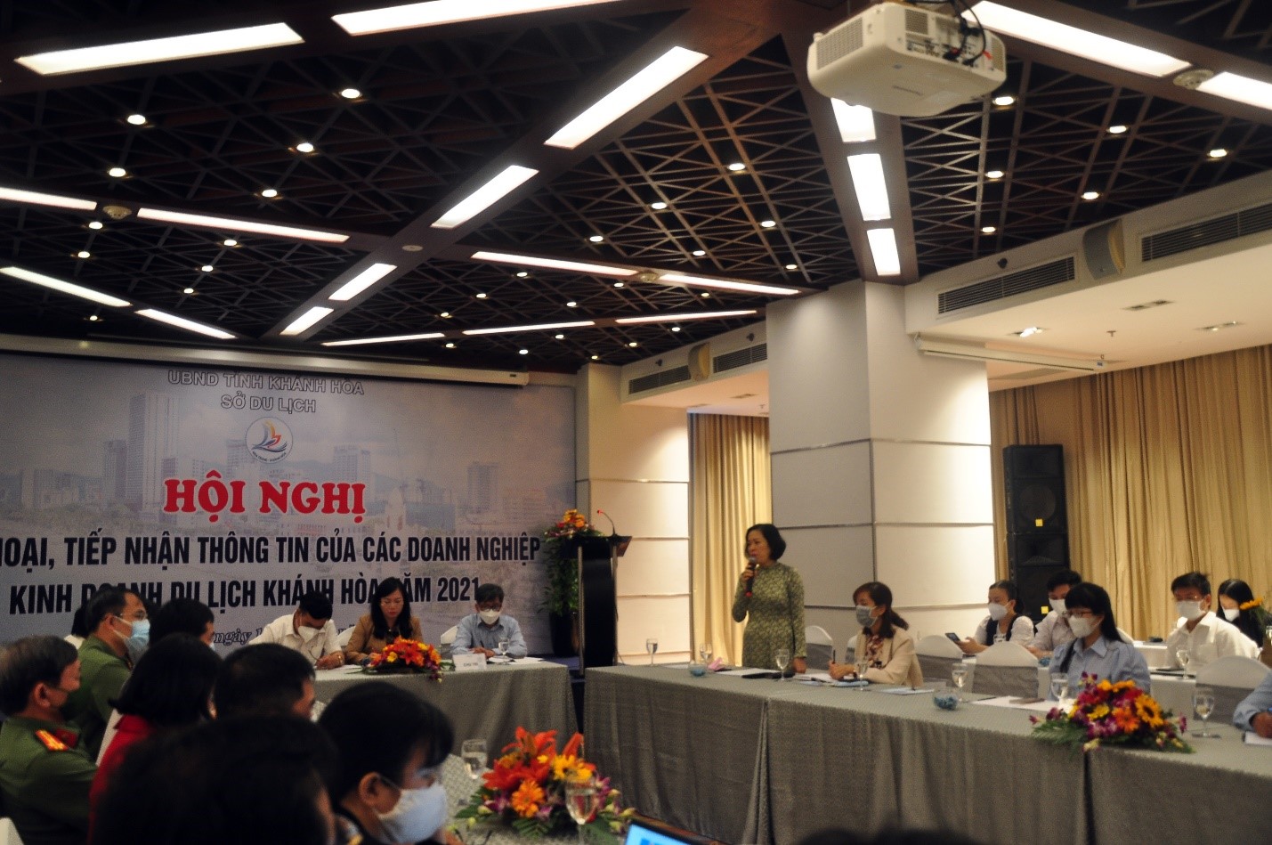 Bà Nguyễn Thị Hồng Minh - Tổng Giám Đốc CTY Cổ Phần Bay Quốc Tế Cam Ranh phát biểu về những khó khăn thuận lợi trong đón khách quốc nội và quốc tế.