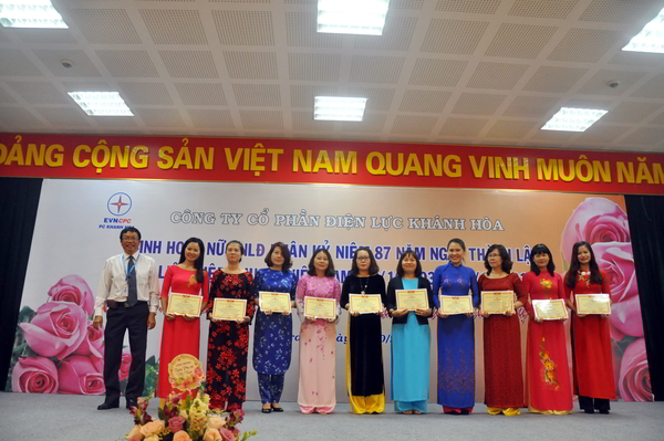 Ông Nguyễn Cao Ký, Tổng Giám Đốc Công Ty CP Điện Lực Khánh Hòa tặng giấy khen Nữ Công Nhân Lao Động 