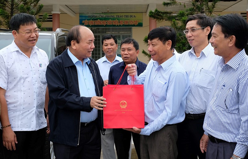 Thủ tướng Nguyễn Xuân Phúc kiểm tra thực tế, tặng quà cho Trường THCS Văn Lang, huyện Vạn Ninh