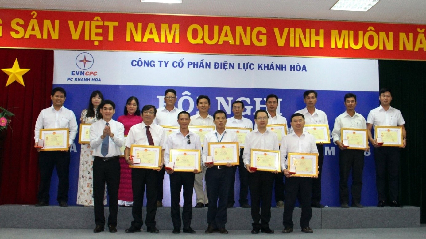 Ông Trần Đình Hà PCT Công Đoàn EVNC trao danh hiệu CSTĐ cho các cá nhân