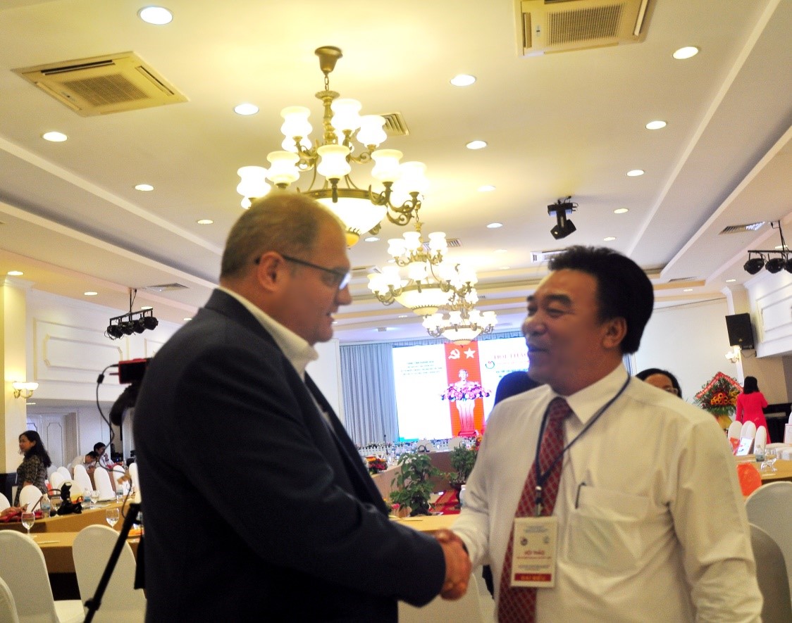 Nhà báo Đoàn Minh Long, Chủ tịch Hội Nhà báo Khánh Hòa và ông REMI FAUBEL, Tổng quản lý KS NOVOTEL Nha Trang chia sẻ về truyền thông với du lịch