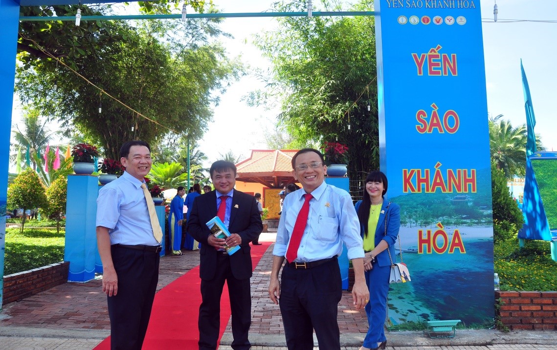 Ban lãnh đạo Công Ty Yến Sào Khánh Hòa dự khai mạc triển lãm