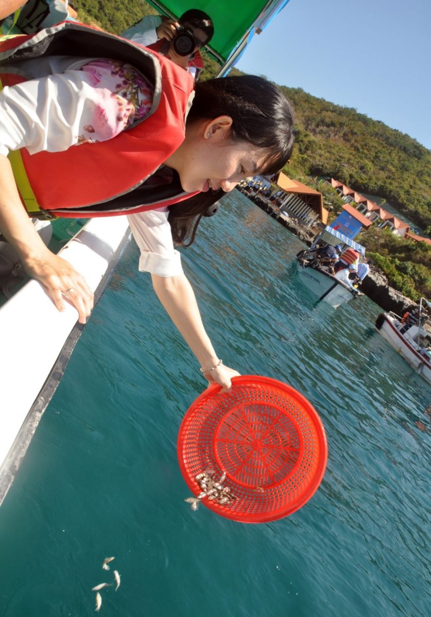 Thực hiện chương trình thả cá giống tái tạo nguồn lợi thủy sản
