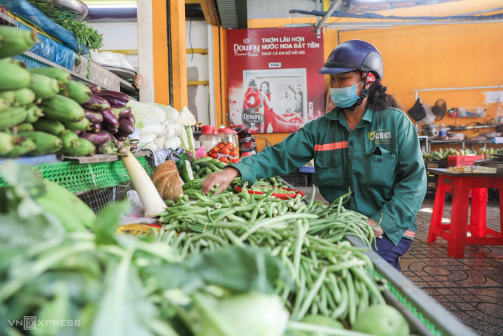 Người dân mua rau ở khu chợ tại phường Phước Long B, TP Thủ Đức, tháng 6/2022. Ảnh: Quỳnh Trần