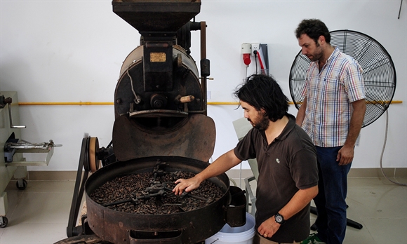 Chiếc máy xay hạt cacao của Marou - Ảnh: plur.is