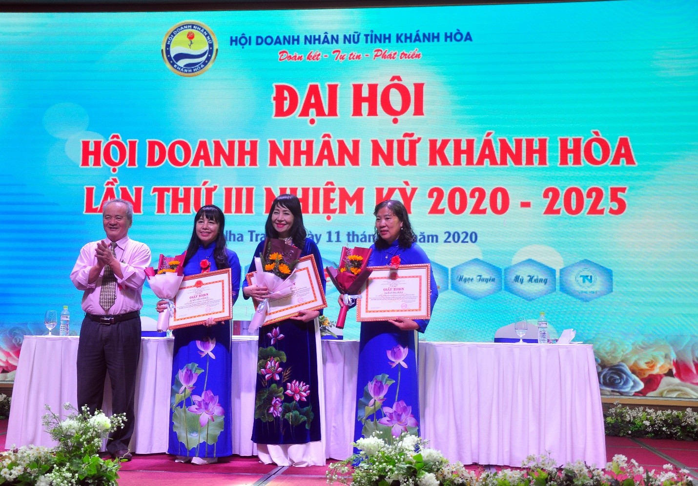 Ông Bùi Mau, Chủ tịch Hội Liên Hiệp các Hội Khoa Học tỉnh Khánh Hòa, tặng khen thưởng Tập thể Hội Doanh Nhân Nữ Khánh Hòa và cá nhân