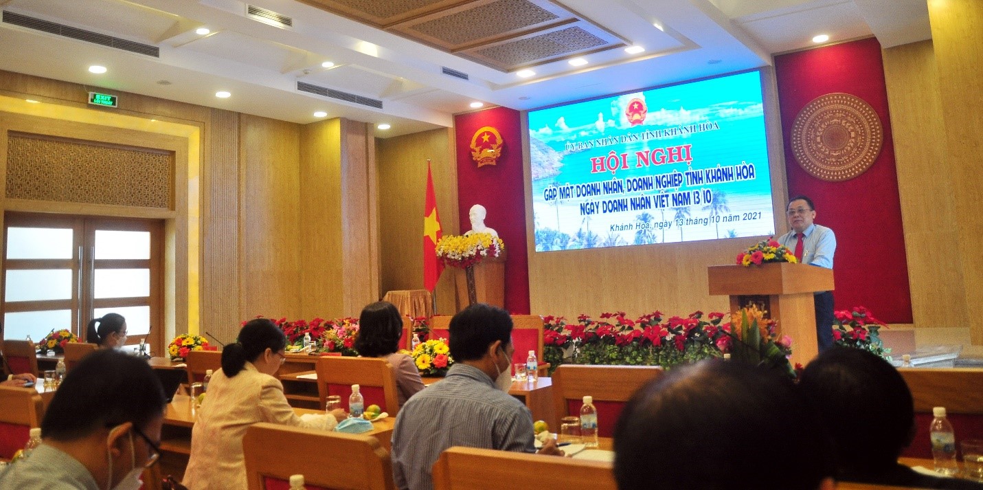 Ông Lê Hữu Hoàng - Phó Chủ tịch Thường trực UBND tỉnh Khánh Hòa phát biểu và chúc mừng các Doanh nhân, Doanh nghiệp