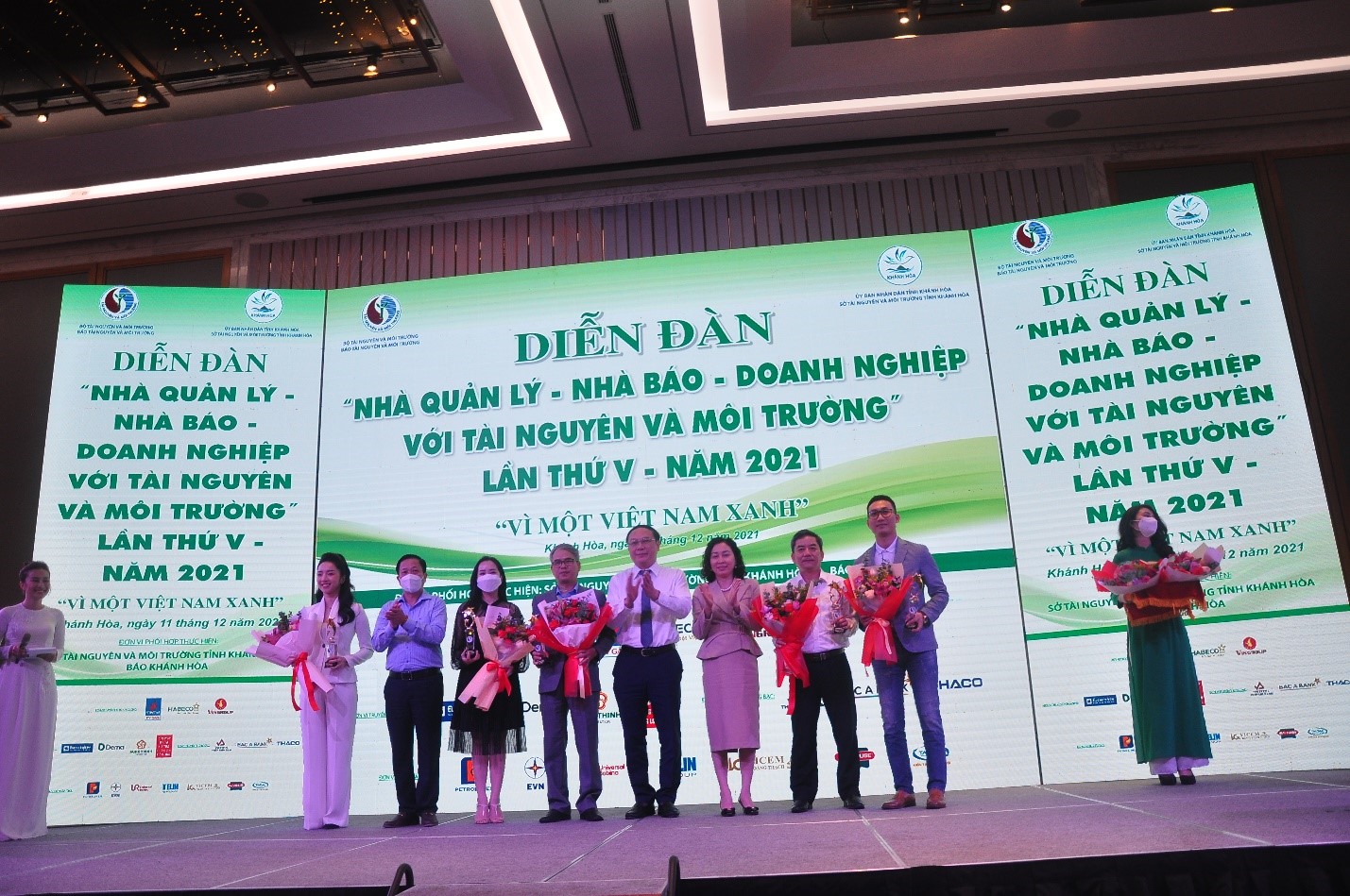 Tặng hoa, biểu trưng cho các nhà tài trợ (đại diện các đơn vị: Tập đoàn Vingroup, PVGAS, Eurowindow, CTY TNHH URC Việt Nam, Tập đoàn DEMA Việt Nam)