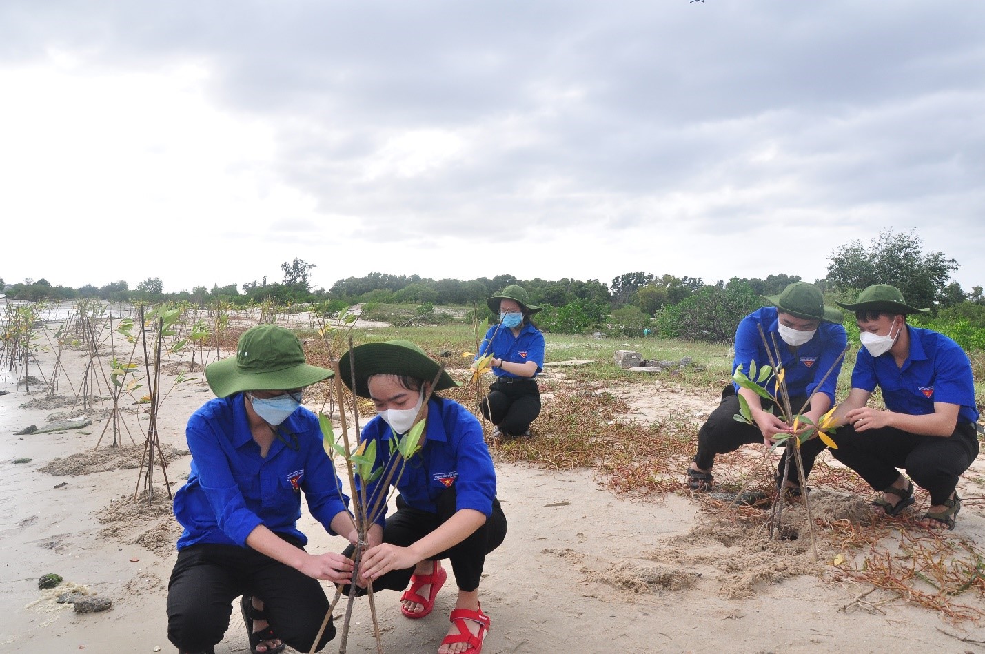 Đoàn Thanh niên địa phương tham gia trồng cây 