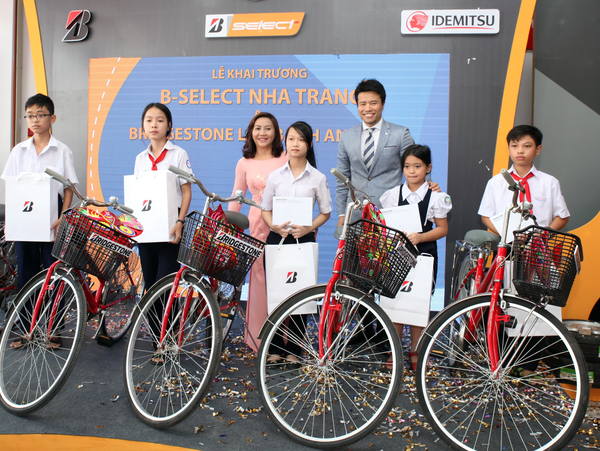 Ông Hiroyuki Saito Tổng Giám đốc Công Ty Bridgestone Việt Nam trao tặng xe đạp và học bổng cho trẻ em