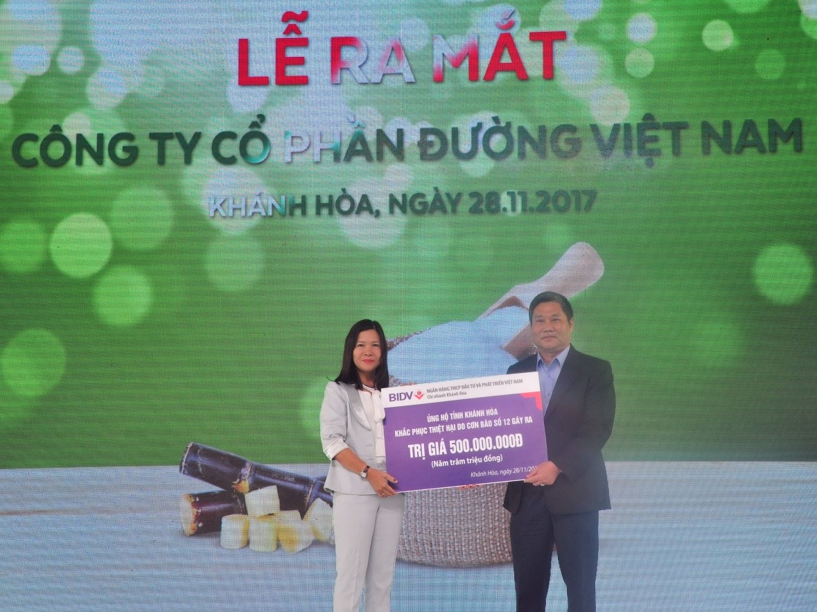 Khắc phục thiệt hại do bão, Ngân Hàng TM CP Đầu Tư và Phát triển Việt Nam  trao hỗ trợ 500 triệu đồng đến Mặt trận Tổ Quốc tỉnh Khánh Hòa