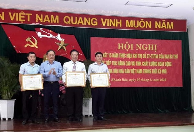 Ông Nguyễn Đắc Tài, P.Chủ tịch Thường Trực UBND tỉnh Khánh Hòa trao thưởng các cá nhân có thành tích trong công tác Hội và công tác báo chí