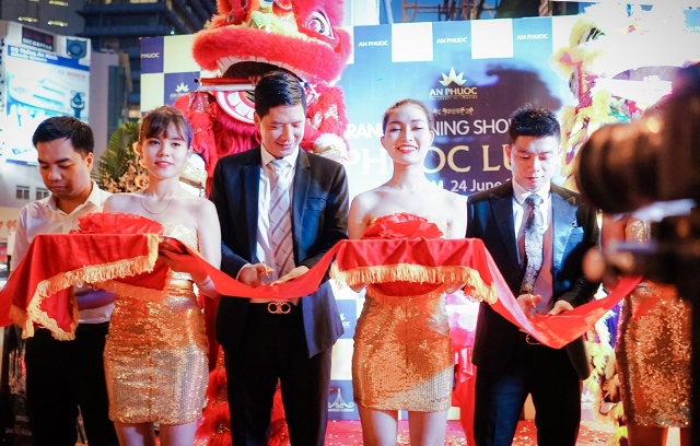 Chương trình diễn ra với sự tham gia của các khách mời là Cặp đôi Người Mẫu – MC Bình Minh và Hoa hậu Diễm Hương. Ngoài ra còn có sự tham gia của vợ chồng Diễn viên Thành Được - Vân Anh và giới báo chí, truyền thông