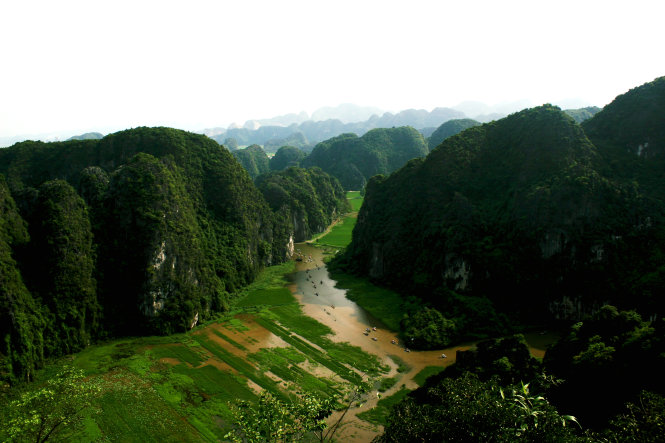 Bức tranh Tam Cốc nhìn từ ngọn núi Múa - Ảnh: Minh Đức