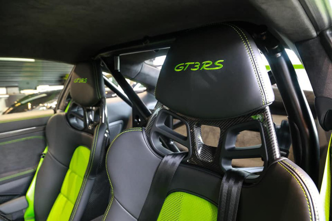 Ghế xe đua được được chế tạo từ sợi carbon và bọc da với hai màu 2 màu xanh - đen.