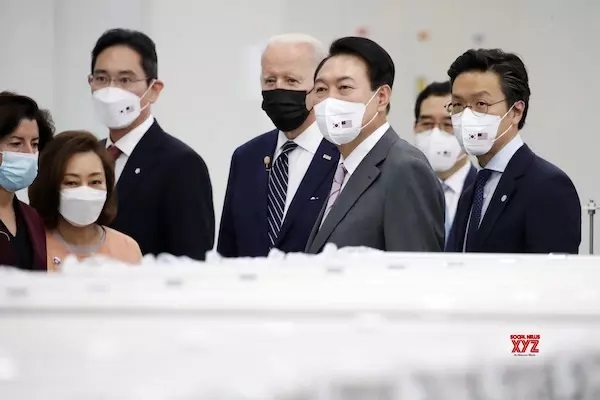"Thái tử" Lee tháp tùng Tổng thống Mỹ J.Biden thăm nhà máy tại Hàn Quốc. (Ảnh: Yonhap)