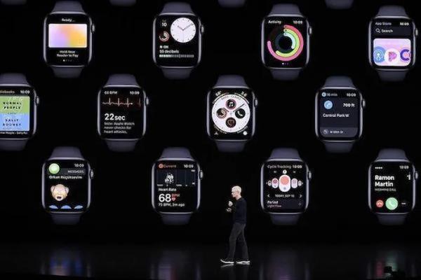 CEO Tim Cook giới thiệu Apple Watch. (Ảnh: Bloomberg)
