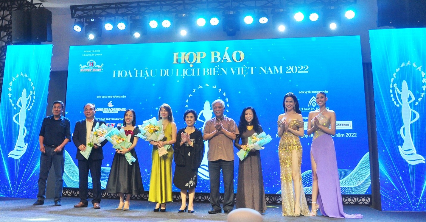 Ban Tổ chức, Ban Giám khảo tặng hoa đến các nhà tài trợ họp báo Cuộc thi Hoa hậu Du lịch Biển Việt Nam 2022   