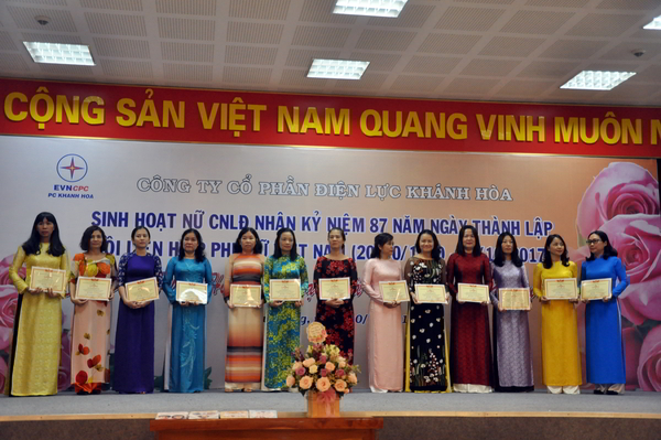Nữ Công phong trào thi đua Hai Giỏi nhận khen thưởng của Công Ty CP Điện Lực Khánh Hòa