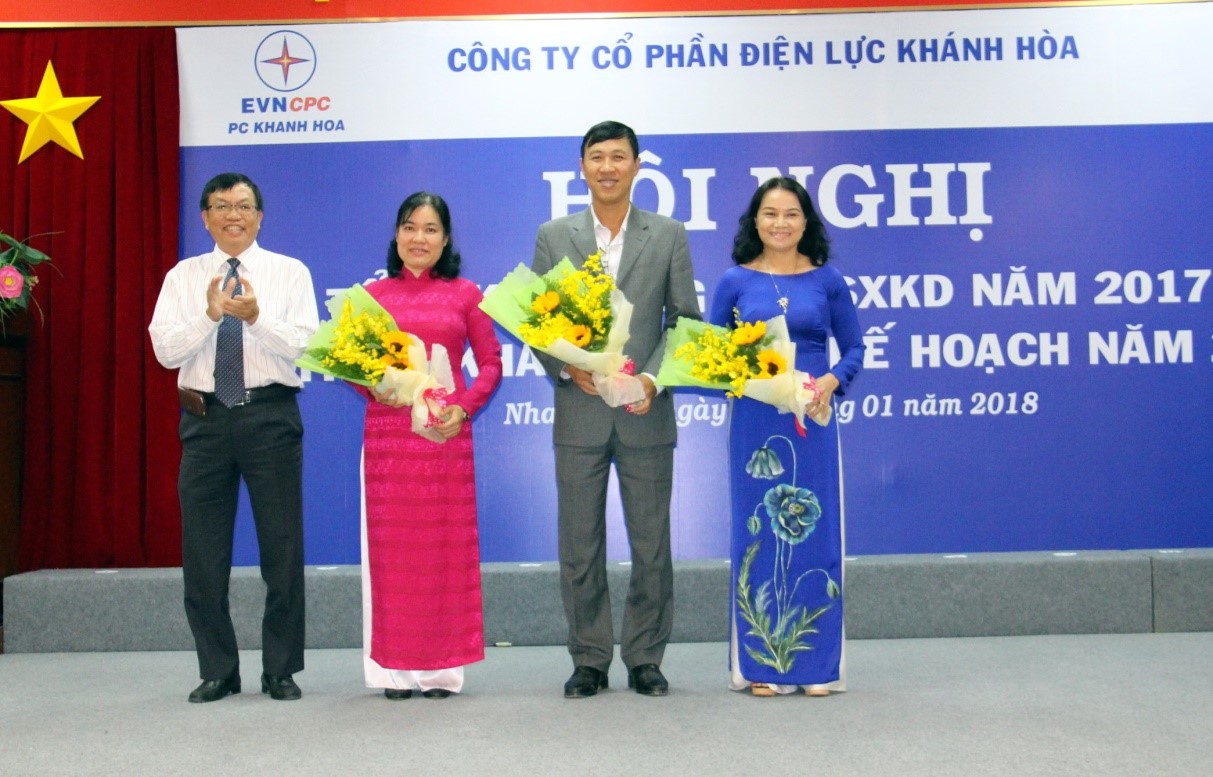 Ông Nguyễn Cao Ký, TGĐ Điện Lực Khánh Hòa trao tặng hoa cho 3 cá nhân được TT Chính phủ tặng bằng khen