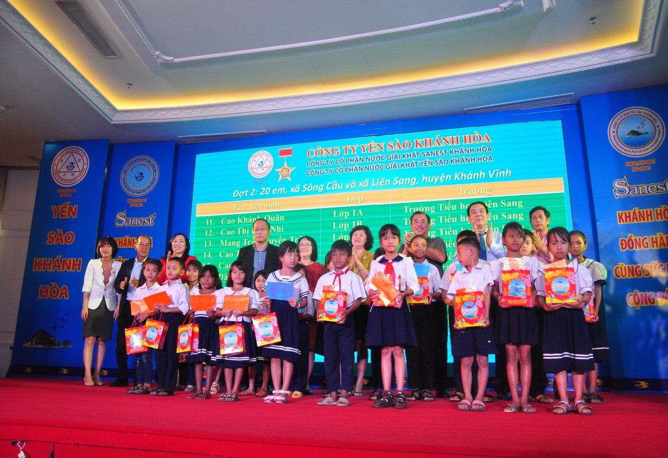 Trao tặng quà cho 60 học sinh nghèo vượt khó học giỏi huyện miền núi Khánh Vĩnh TP Cam Ranh và Nha Trang