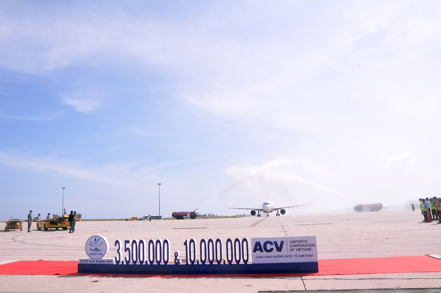 Chuyên cơ hãng hàng không VIETJET AIR hạ cánh tại Cảng Hàng Không Quốc Tế Cam Ranh, trên chuyến bay có vị khách du lịch Quốc tế thứ 3.500.000 và vị khách thứ 10.000.000 