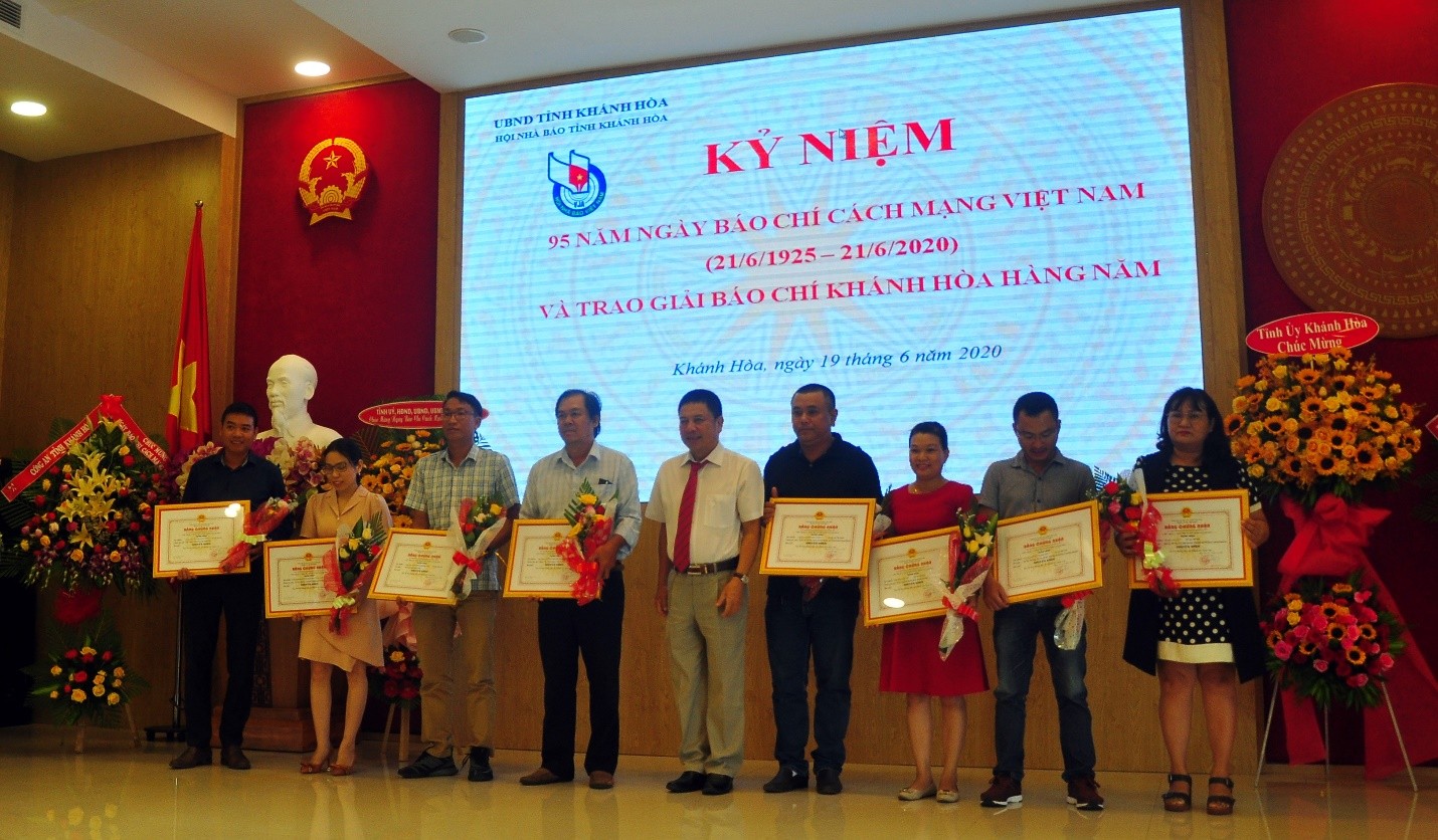 Ông Lê Anh Vũ, P. Chủ tịch Hội Nhà Báo, Giám đốc Đài PT-TH Khánh Hòa trao giải các nhà báo đạt giải Khuyến khích