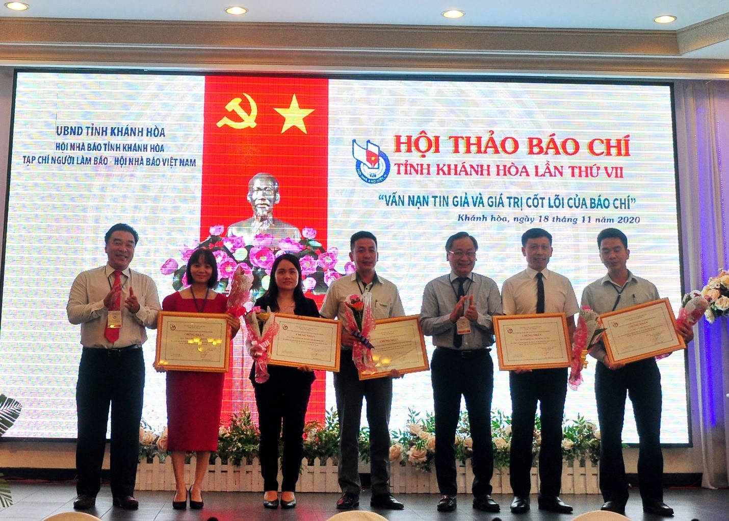 BTC Hội Thảo Báo chí trao chứng nhận cho các Doanh nghiệp đã đồng hành cùng Hội Thảo. 