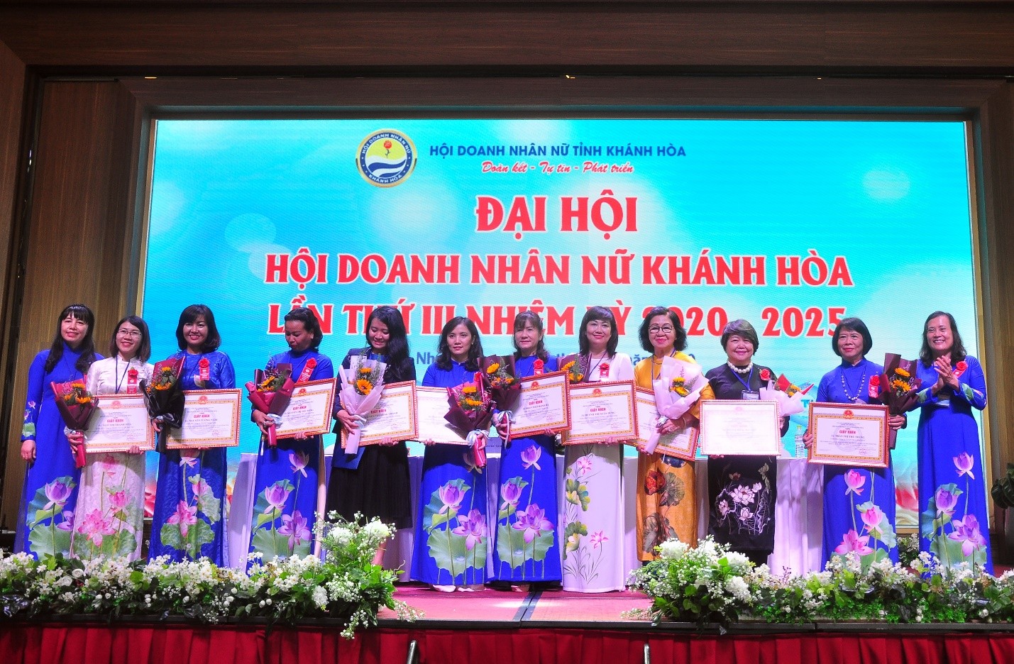 Hội viên xuất sắc nhận khen thưởng của Hội Doanh Nhân Nữ