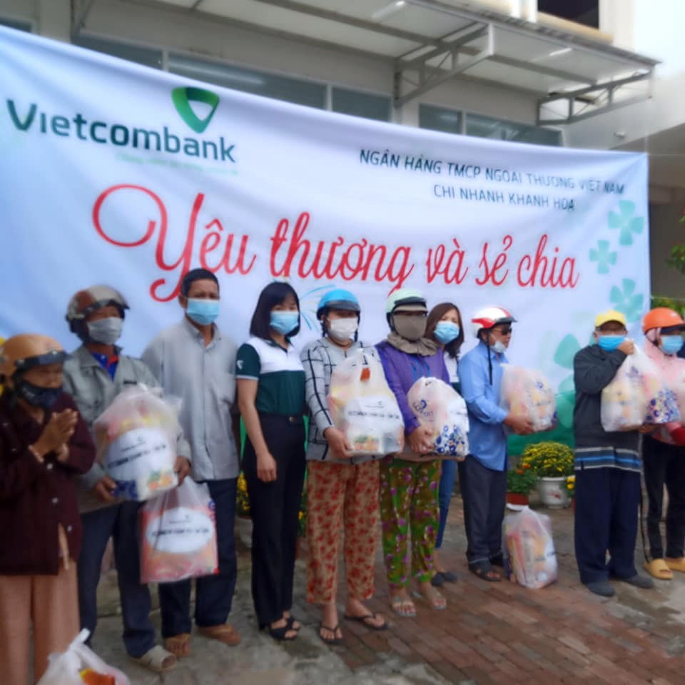 Trao tặng quà đến bà con Huyện Vạn Ninh (Hội người mù 150 suất, người già neo đơn 150 suất)