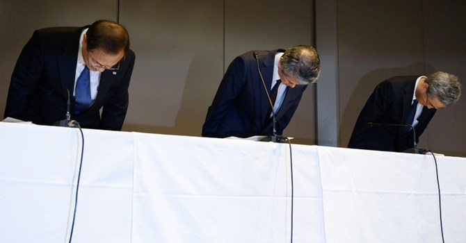 Cả ba lãnh đạo cấp cao dính bê bối kế toán của Toshiba đã công khai xin lỗi và từ chức. Ảnh: Bloomberg.
