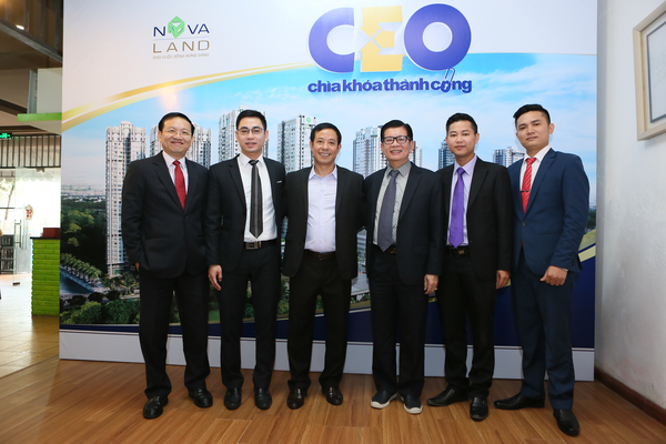Anh Nguyễn Văn Tài (thứ hai từ trái sang) trong vai CEO chụp ảnh cùng các cổ đông và  chuyên gia trong chương trình CEO - Chìa khóa thành công