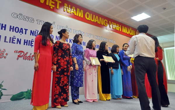 Nữ Công phong trào thi đua Hai Giỏi nhận khen thưởng của Công Ty CP Điện Lực Khánh Hòa