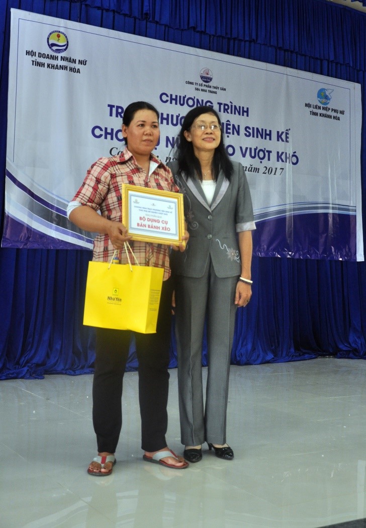 Chure tịch Hội LH Phụ Nữ tỉnh Khánh Hòa trao tặng phẩm cho TS đạt giải 
