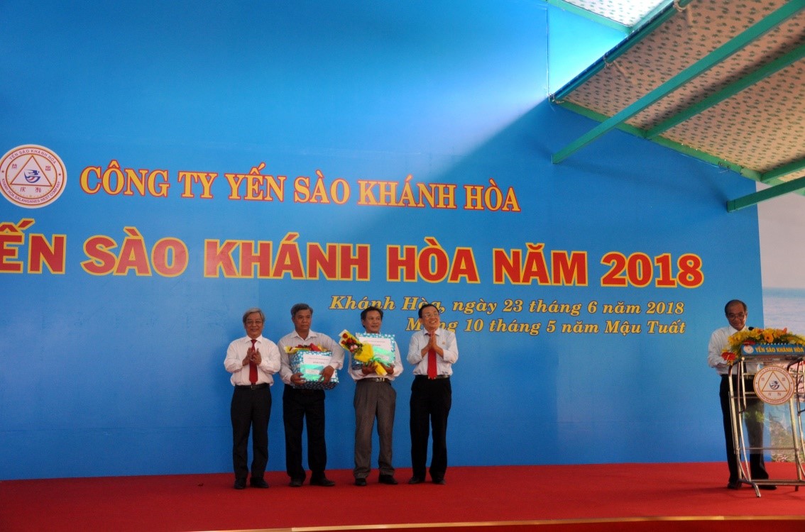 Tặng quà lưu niệm đại diện Chi tộc họ Lê phường Vĩnh Nguyên và Phường Phước Hải, thành phố Nha Trang