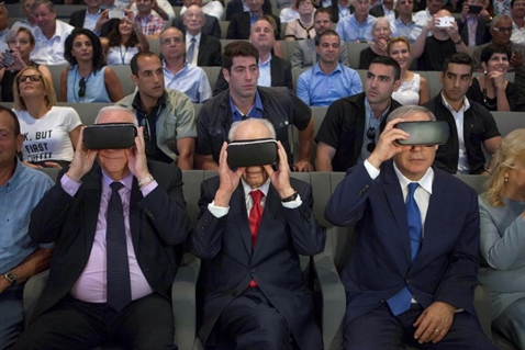 Peres (ngồi giữa) cùng các lãnh đạo Israel thử nghiệm công nghệ thực tế ảo vào tháng 7-2016. Ảnh: Newsweek
