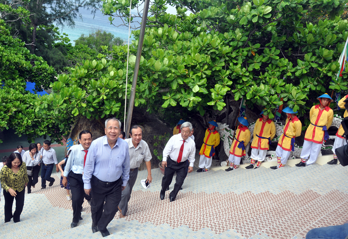 Lãnh đạo UBND Tỉnh, lãnh đạo công Ty Yến Sào về đền thờ tổ tiến hành nghi lễ dâng  hương