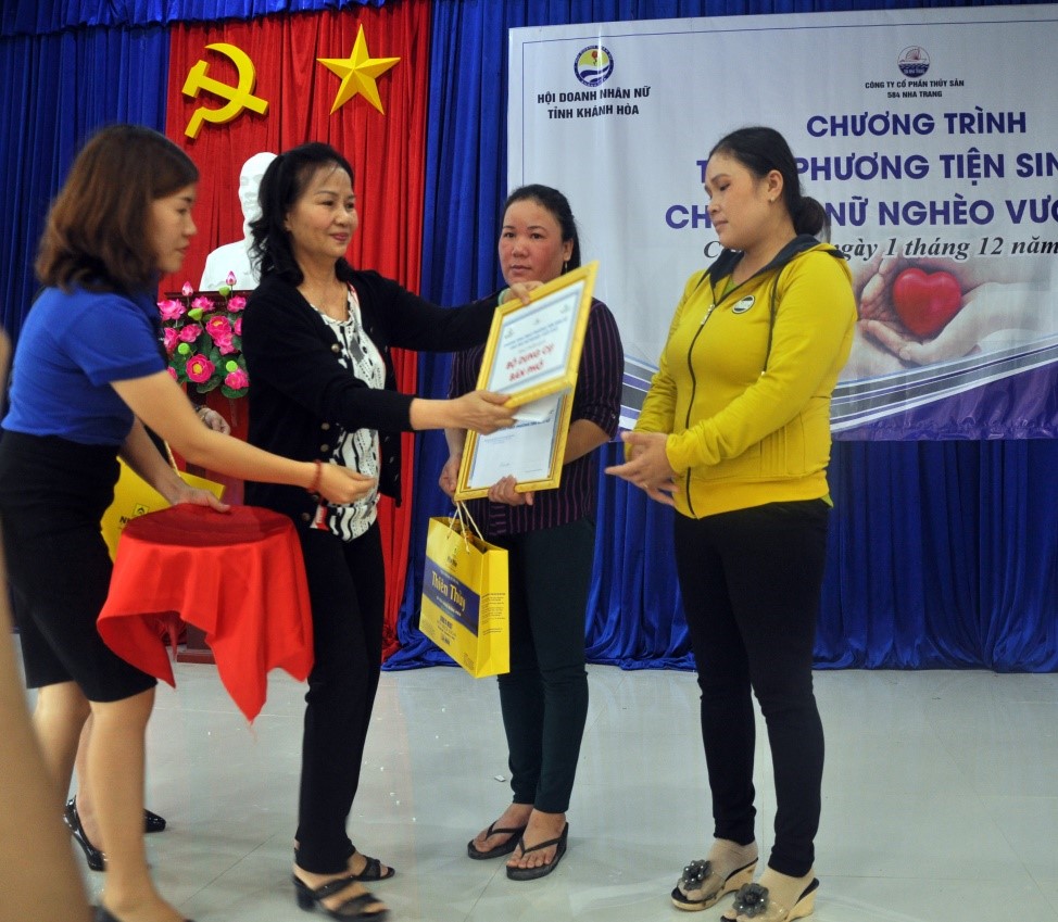 Bà Nguyễn Thị Thu Hằng, nguyên Phó Chủ tịch UBND tỉnh Khánh Hòa, nguyên Chủ tịch Hội Doanh nhân  trao giải cho thí sinh