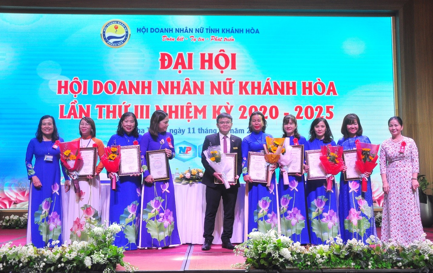 Các Doanh nghiệp đồng hành cùng Đại Hội nhận chứng nhận tri ân từ Hội Doanh Nhân Nữ