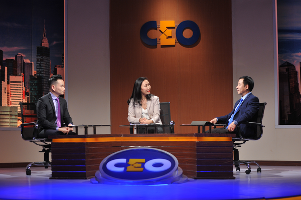  CEO Vũ Ngọc Hương đang được hai chuyên gia tư vấn về chiến lược thương hiệu trong chương trình CEO - Chìa khoá thành công VTV1 (chương trình do Đài Truyền hình Việt Nam và Hoang Gia Media Group thực hiện với sự đồng hành của Tập đoàn Novaland)
