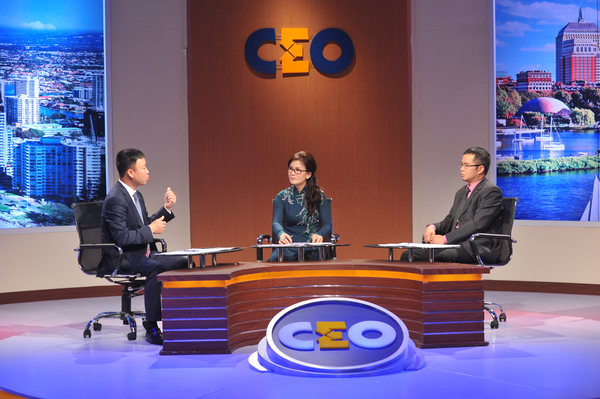 Chị Trương Thị Thanh Tâm đang lắng nghe tư vấn từ hai chuyên gia trong chương trình CEO – Chìa khóa thành công với chủ đề: “Doanh nghiệp gia đình – Thành viên từ bên ngoài”