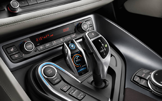Chìa khóa của BMW i8 có thể coi là chìa khóa xe hơi thông minh nhất hiện nay. Không chỉ với những chức năng cơ bản như khóa/mở cửa, đóng/mở cốp…