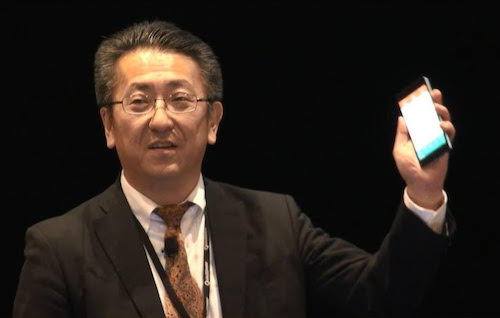 Ông Ogura dùng Bphone để giới thiệu công nghệ TransferJet.