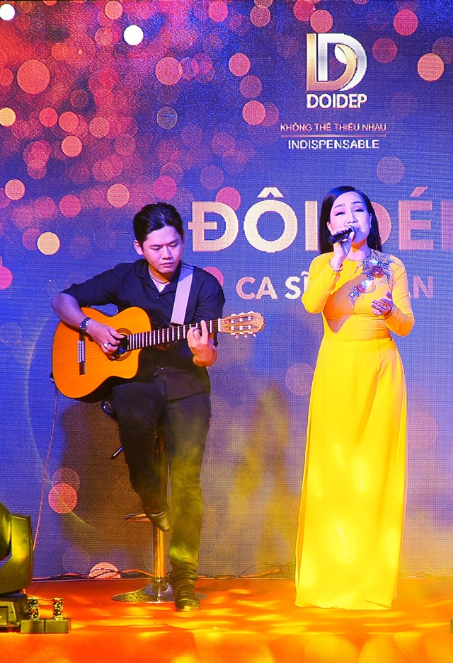 Ca sĩ Hà Vân thể hiện ca khúc Đôi Dép, cũng là bài hát của thương hiệu “DOI DEP – Không thể thiếu nhau”.