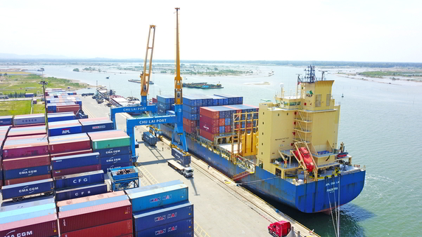 Hàng hóa được đưa lên tàu APL tại cảng Chu Lai để xuất khẩu sang công ty JMK
