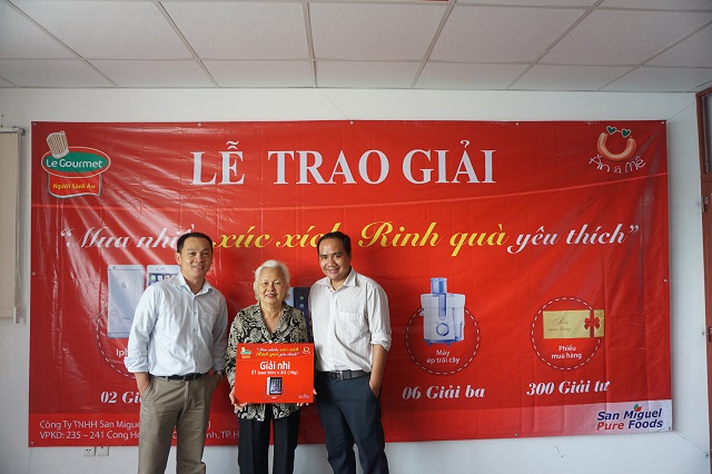 Ông Edson Yu - Tồng giám đốc Công ty TNHH San Miguel Pure Foods (VN) ( đứng phía bên trái) trao quà cho khách hàng trúng giải 2