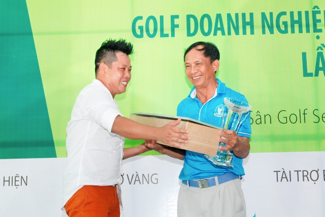 Nhà tài trợ Ausic golf  trao bộ gậy IN RON SET MARUMAN MAJESTY VANWISH cho golf thủ Hoàng Hữu Như  