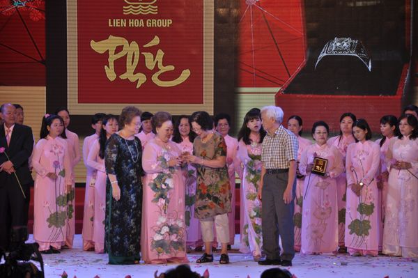 Bà Trương Thị Nhi-CTHĐQT kiêm TGĐ Liên Hoa Group (áo dài hồng, hàng trên) đón nhận món quà chúc mừng từ đại diện Ban cố vấn của tập đoàn
